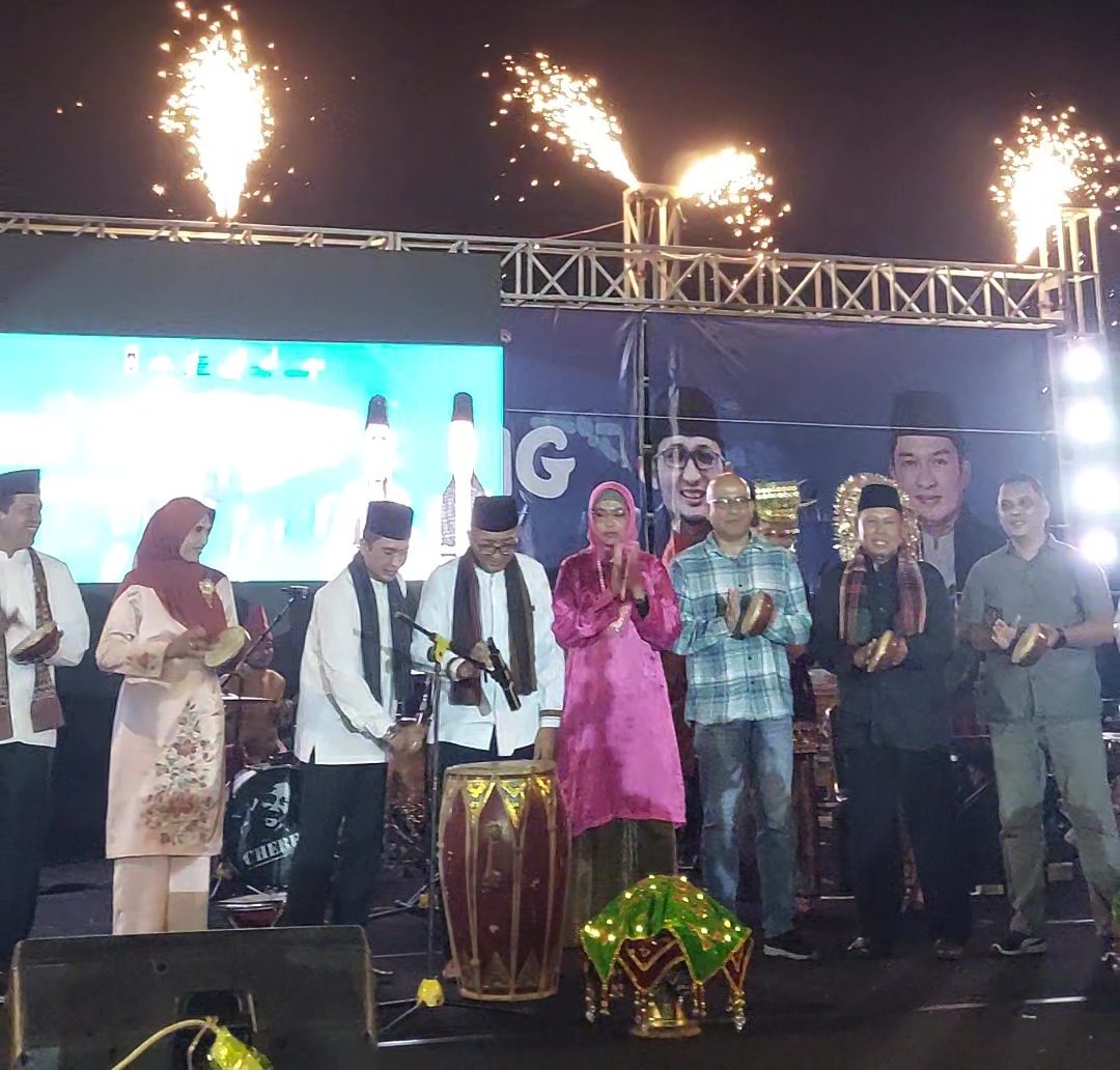 Lampion Terbang Hingga Pesta Kembang Api, Meriahkan Pawai Telong-Telong Kota Padang 