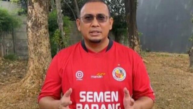 Andre Rosiade Ajak Suporter Semen Padang FC Kibarkan Bendera Palestina saat Lawan PSPS
