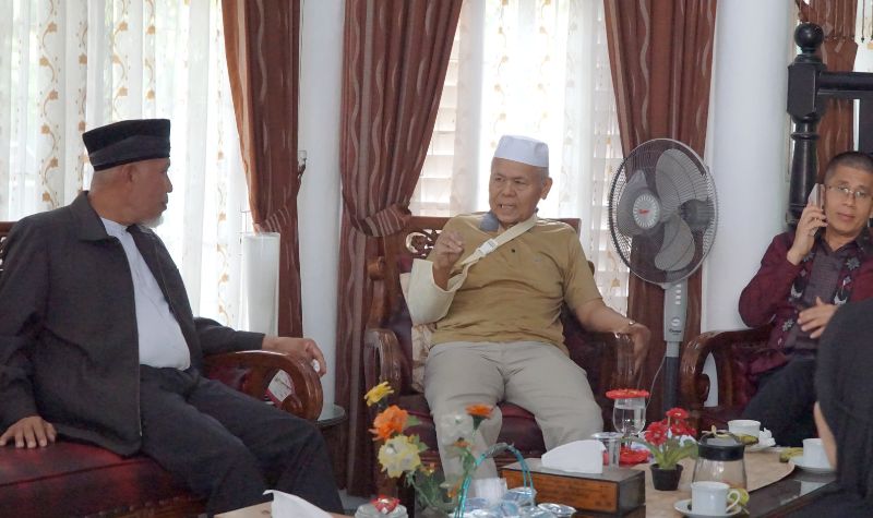 Dibesuk Gubernur Mahyeldi, Kondisi Mantan Wawako Padang Emzalmi Membaik