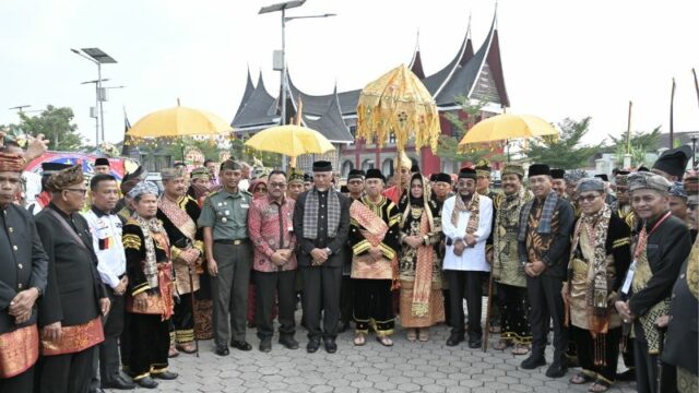 Gubernur Syamsuar Resmi Bergelar Dt. Rajo Nan Sati Alam Batuah, Mahyeldi: Sumbar - Riau makin Erat