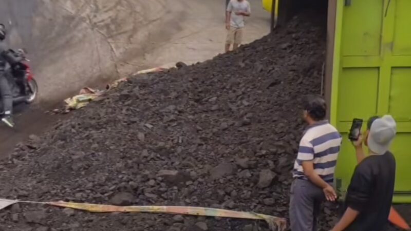 Truk Pengangkut Batu Bara Terguling di Sitinjau Lauik, Akses Lalu Lintas Padang-Solok Buka Tutup
