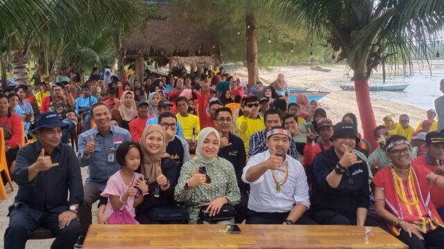 Audy Ungkap 3 Keunggulan Wisata Mentawai saat Pimpin Aksi Bersih di Pantai Jati