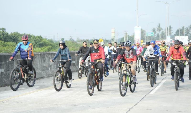 Bersepeda Bersama Ribuan Peserta Di Jalan Tol Padang Sicincin