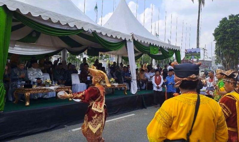 Tampilkan Khazanah Budaya Minangkabau di Pawai Ta’aruf STQH, Kafilah Sumbar Dapat Sambutan Meriah
