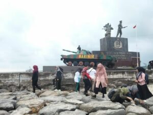 Pj Wako Pariaman Roberia Libatkan 2 Organisasi Bersihkan Pantai Gandoriah
