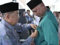 Jusuf Kalla Resmikan Masjid di Markas PMI Sumbar dan Sematkan Satya Lencana PMI untuk Gubernur