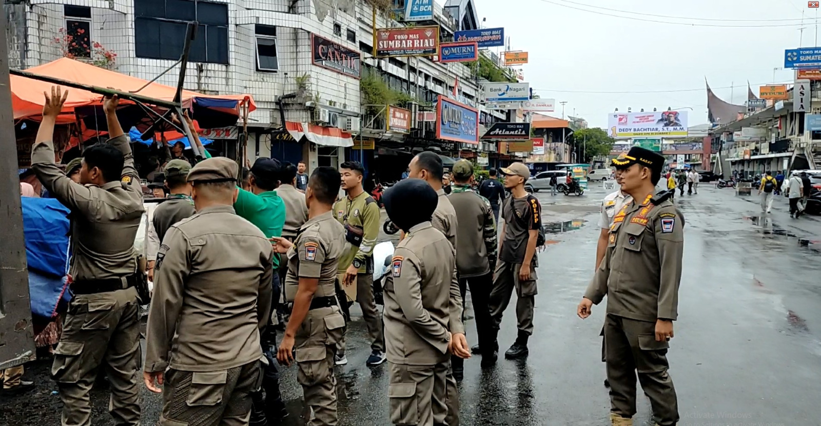 Satpol Pp Lakukan Penertiban Pedagang Di Pasar Raya 