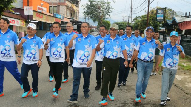Ribuan Masyarakat Meriahkan Jalan Santai HUT ke-49 Perumda Air Minum Kota Padang