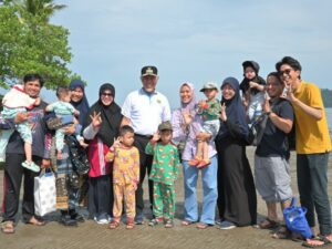 Wisata Bersama Anak-Cucu ke Pantai Air Manis, Gubernur Mahyeldi Ajak Pengunjung Jaga Kebersihan