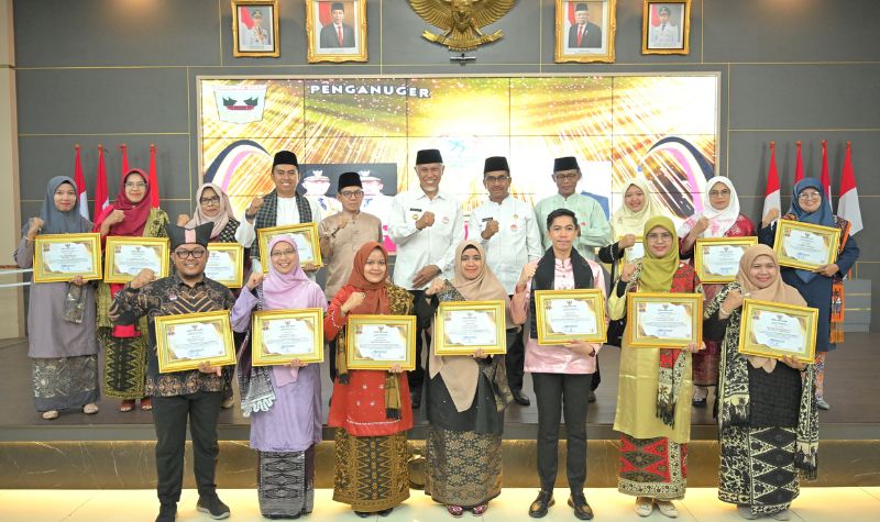 Gubernur Mahyeldi Serahkan Penghargaan Guru Dan Tendik Berprestasi