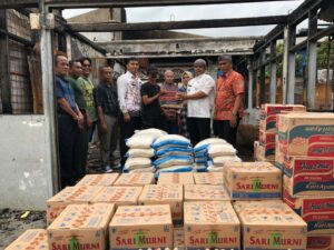 PT Semen Padang Berikan Bantuan Sembako kepada Korban Kebakaran di Pampangan Nan XX