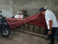 Polresta Padang Gerebek Kios Penimbun BBM Bersubsidi di Bungus, Ini Barang Bukti Ditemukan