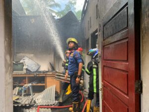 Kebakaran Melalap Dua Rumah di Perumahan Permata 11 Padang, Kerugian Ditaksir Rp500 Juta