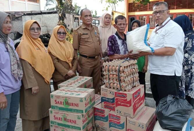 PT Semen Padang Bantu Korban Kebakaran di SD Negeri 37 Pegambiran