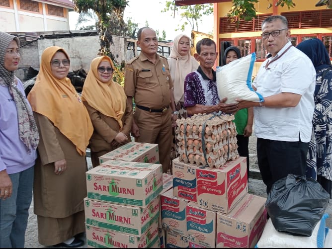 PT Semen Padang Bantu Korban Kebakaran di SD Negeri 37 Pegambiran