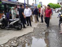 Wali Kota Padang Tinjau Jalan Rusak dan Drainase Tersumbat di Pusat Pertokoan
