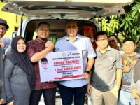 Pemilu Usai, Andre Rosiade langsung Serahkan Ambulans untuk Masyarakat di Padang
