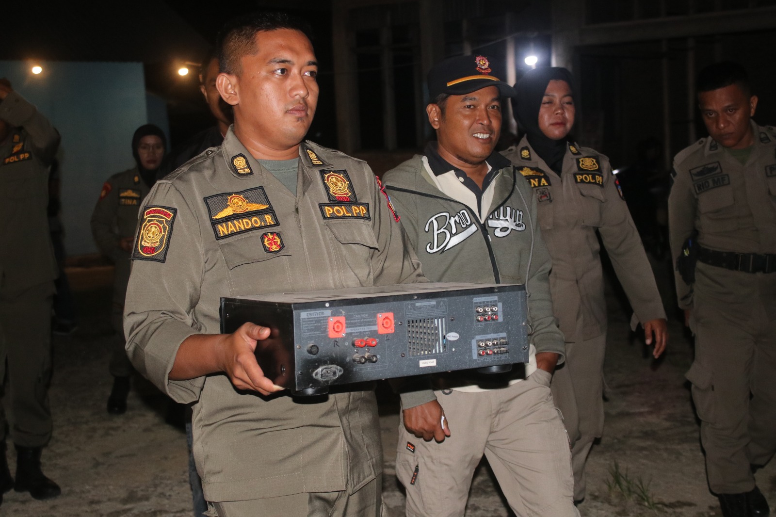 Satpol PP Padang Amankan Alat Musik Kafe Yang Langgar Aturan