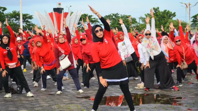 Senam Jantung Sehat Semarakkan Lapangan Apeksi Balai Kota Padang