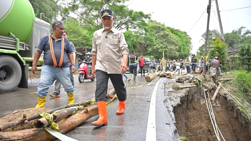 Tim dan Alat Berat Pemprov Sumbar telah Bekerja Bersihkan Material Banjir Lahar Dingin Marapi