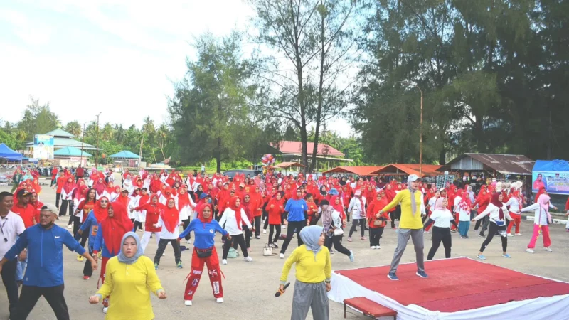 Senam Jantung Sehat Semarakkan Pantai Air Manis, YJI Cabang Kota Padang Beri Motivasi