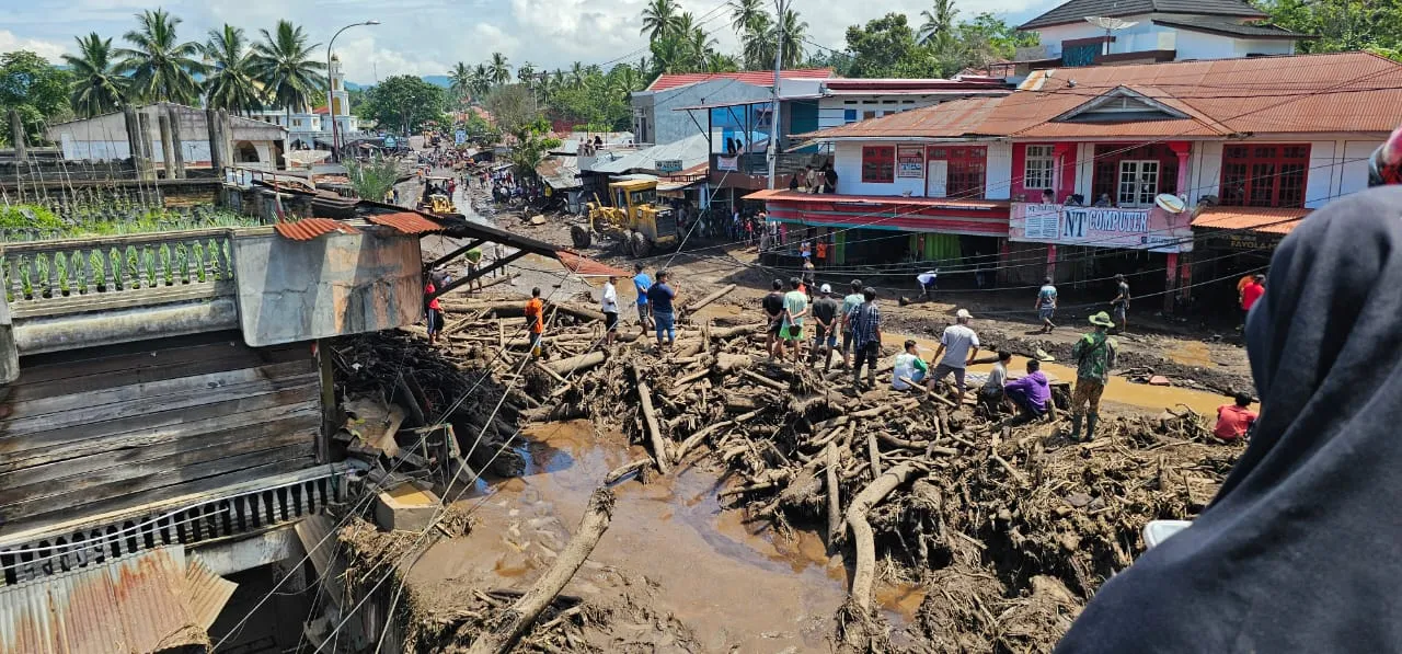 Banjir Bandang Terjang Tanah Datar, Sejumlah Orang Meninggal Dan ...