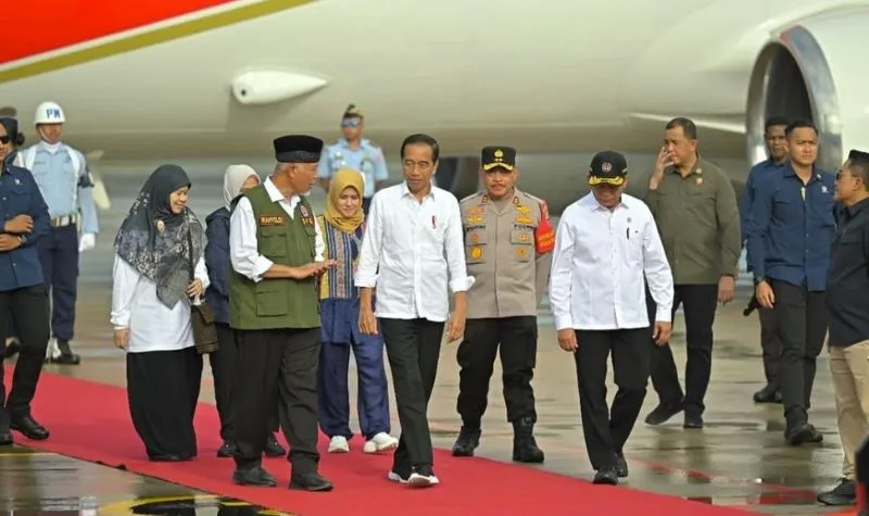 Tiba Di Bandara Minangkabau, Presiden Jokowi Terima Laporan Bencana ...