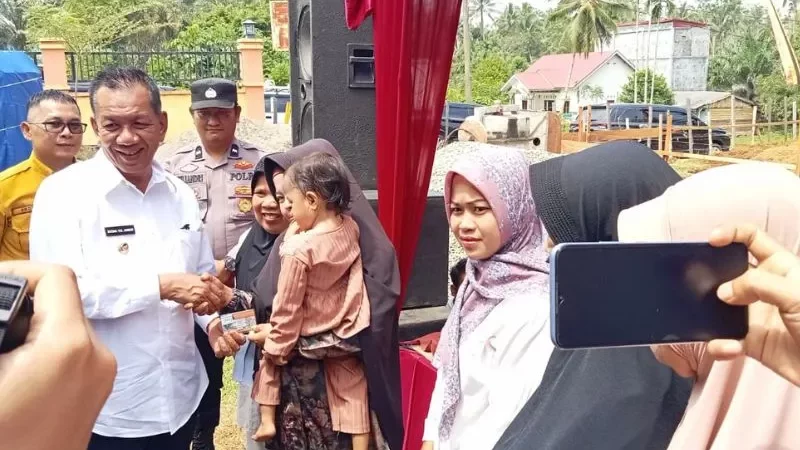 Bupati Rusma Yul Anwar Serahkan 848 Kartu BPJS Kesehatan Pasisia Rancak ke Warga Air Pura