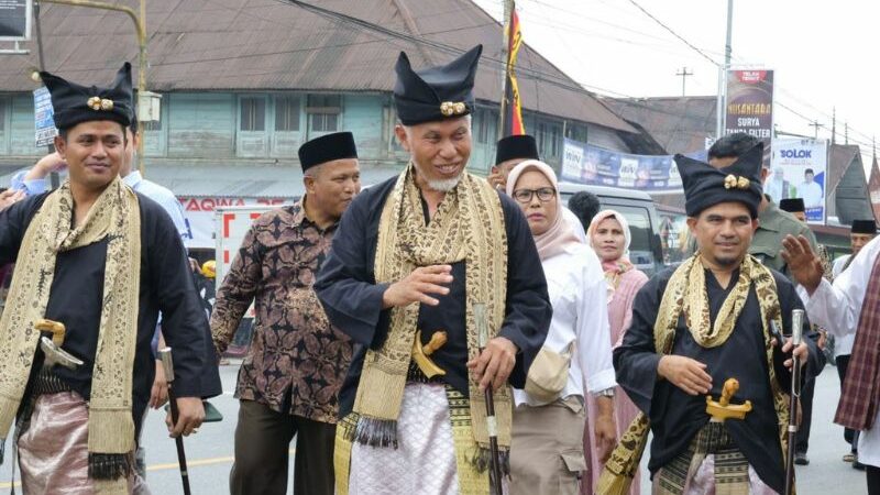 Harapan Besar Masyarakat, Mahyeldi Diberi Penghormatan Adat di Nagari Selayo Solok