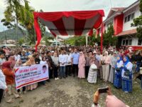 Bagi Ribuan Paket Sembako di Rawang, Andre Rosiade dan Rachmad Wijaya Komitmen Atasi Banjir