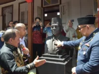 Padang Kenang Jasa Bung Hatta, Persembahkan Patung dan Relief di Almamaternya