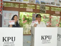 Salurkan Hak Suara Bersama Istri, Ini Pesan Pj Wali Kota Padang