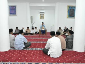 Hari Pertama Usai Cuti Kampanye, Gubernur Mahyeldi Subuh Mubarakah di Surau Ansharullah